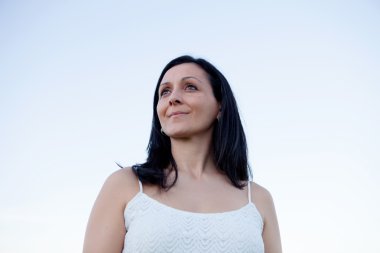 Esmer kadın yanında dışında bakarak