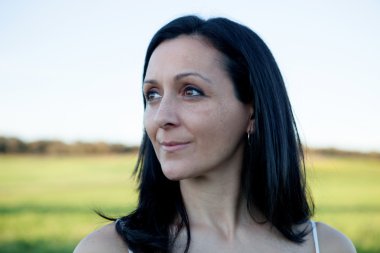 Yanında bir çayır üzerinde rahatlatıcı arayan kadın