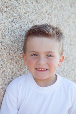 Kameraya bakarak mavi gözlü boy gülümseyerek