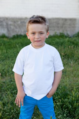 Mavi gözlü çocuk yaklaşık 5 yıl gülümseyen