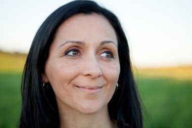 Yanında bir çayır üzerinde rahatlatıcı arayan kadın