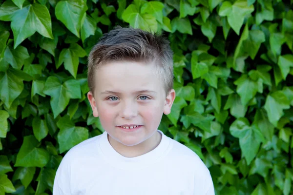 約 5 年間を青い目を持つ少年に笑顔 — ストック写真