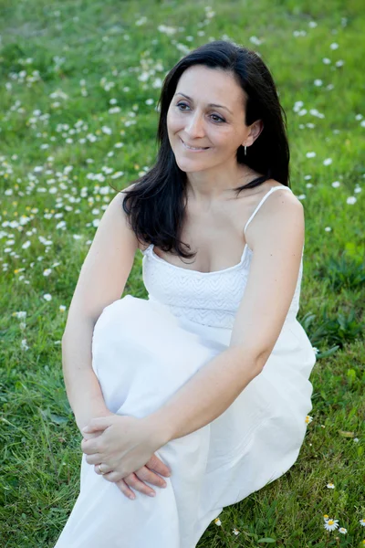 Femme assise sur une prairie fleurie — Photo