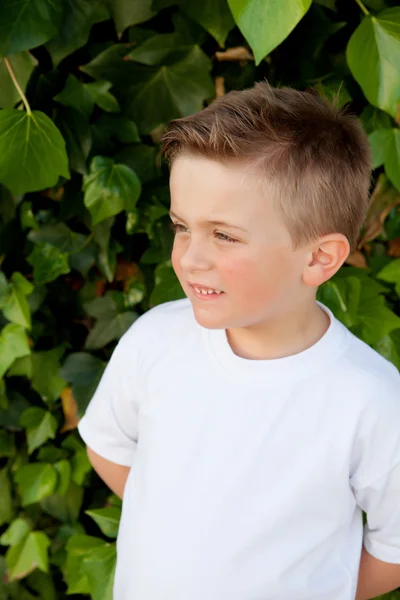 S úsměvem chlapce s modrýma očima, asi 5 let — Stock fotografie