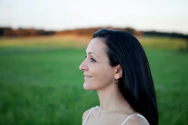 Žena při pohledu na straně relaxační na louce — Stock fotografie