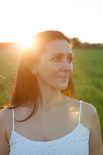 Žena při pohledu na straně relaxační na louce — Stock fotografie