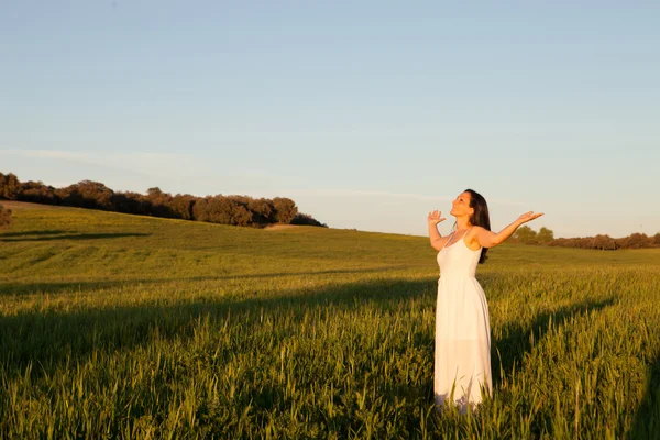 Mulher morena relaxada — Fotografia de Stock