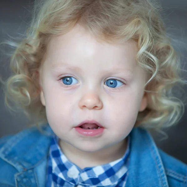 青い目を持つ素敵な金髪の赤ちゃん — ストック写真