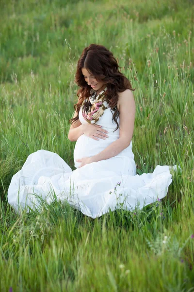 Happy and relaxed pregnant woman — Stock Photo, Image