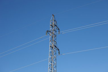 Mavi bir gökyüzü ile metal pilon