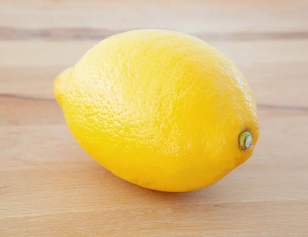 Limão amarelo em uma mesa de madeira — Fotografia de Stock