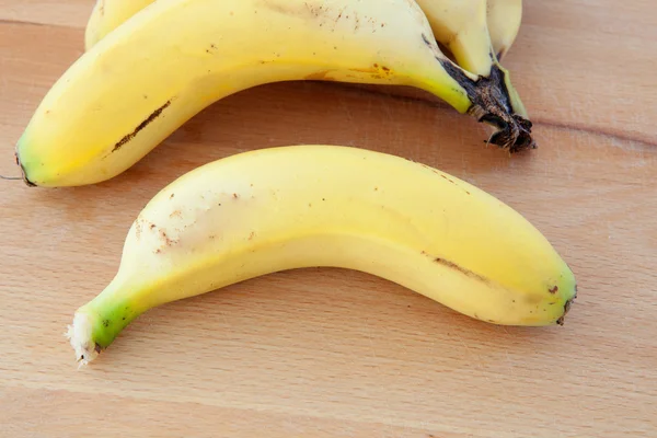 Bananer som ligger på en trä yta — Stockfoto