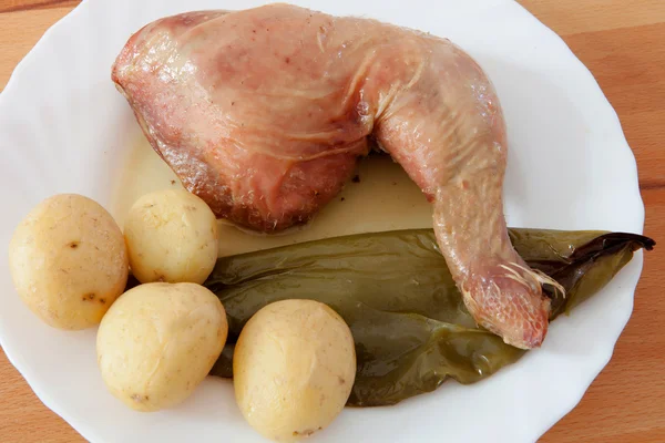 Gebraden kip met aardappelen en groene peper. — Stockfoto