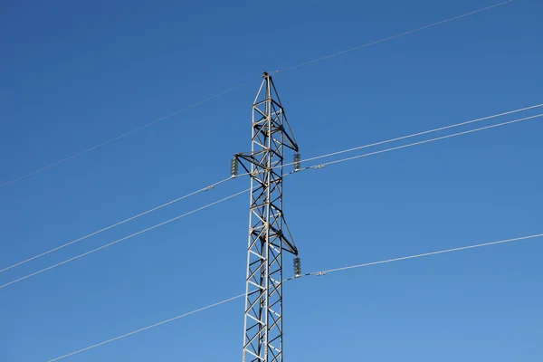 Pilone in metallo con cielo blu — Foto Stock