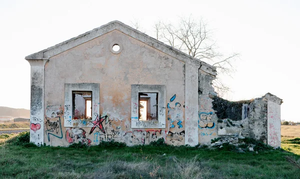 Vecchia stazione ferroviaria abbandonata — Foto Stock