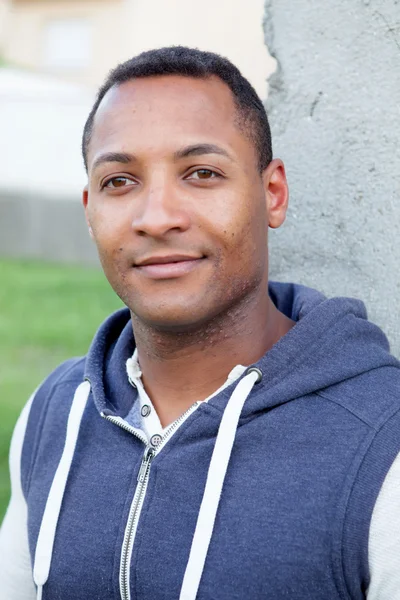 Afroamerican guy on the street — Stock Photo, Image