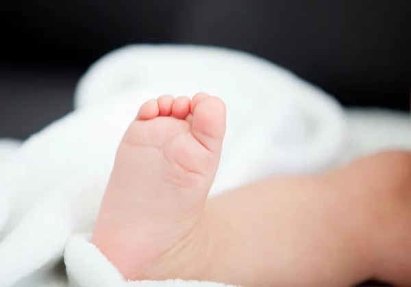 Kleine voet van baby — Stockfoto