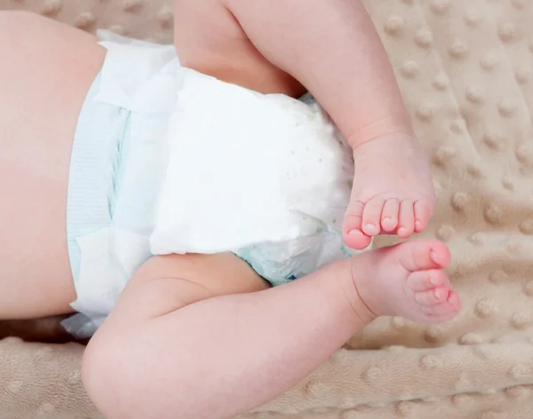 Poten van een baby met luier — Stockfoto