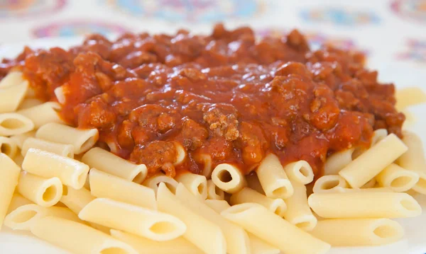 Heerlijke plaat van macaroni met tomaat — Stockfoto