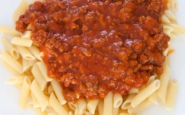 Delicioso plato de macarrones con tomate — Foto de Stock