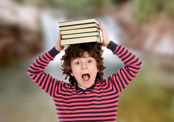 Enfant avec des livres sur la tête — Photo