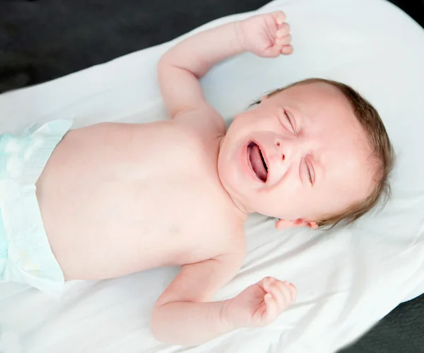 Мужской плач младенца — стоковое фото