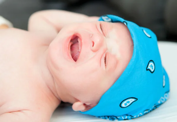 Mężczyzna niemowlę noworodek płacze — Zdjęcie stockowe