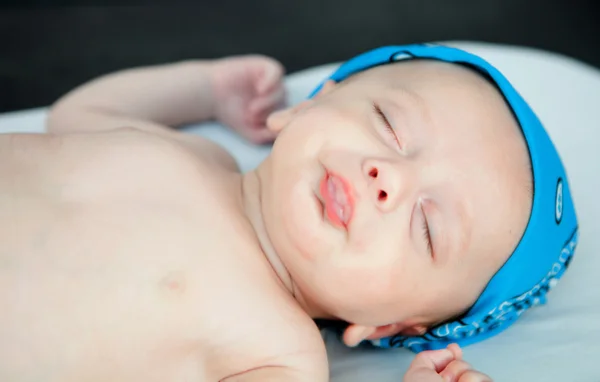 Säugling schläft im Kinderbett — Stockfoto