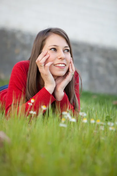 Młoda kobieta, leżąc na trawie — Zdjęcie stockowe