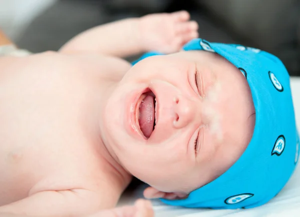 Manliga spädbarn baby gråter — Stockfoto