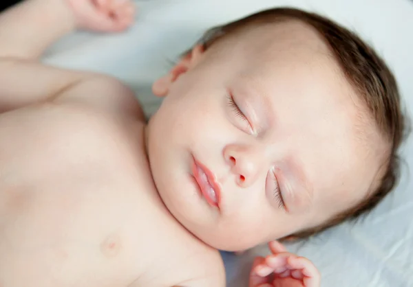 Säugling schläft im Kinderbett — Stockfoto