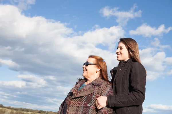 Vieja madre con hija adulta — Foto de Stock