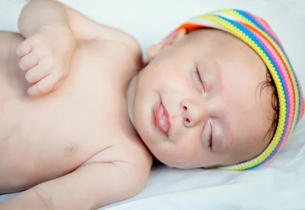 Säugling schläft im Kinderbett — Stockfoto