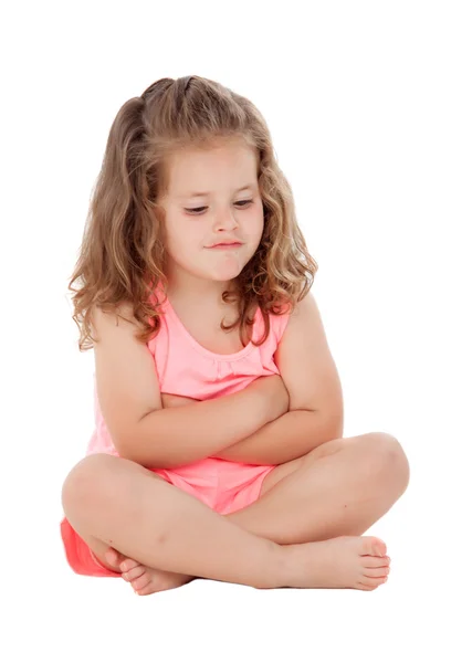 Wütendes kleines Mädchen mit Dreijähriger auf dem Boden sitzend — Stockfoto