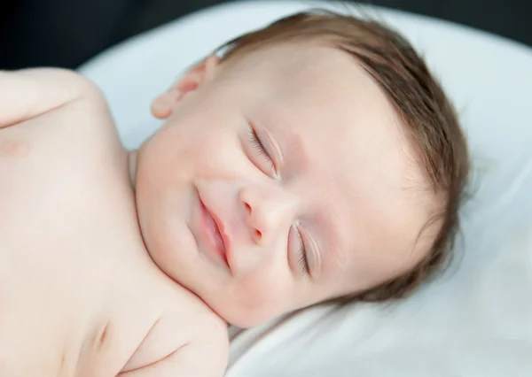Немовля спить у дитячому ліжечку — стокове фото