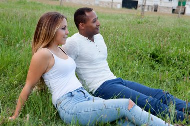 Çift alan çim üzerinde yalan