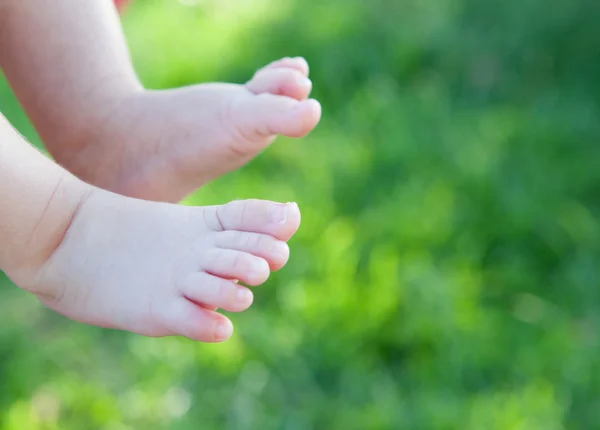 Нежные детские ноги — стоковое фото