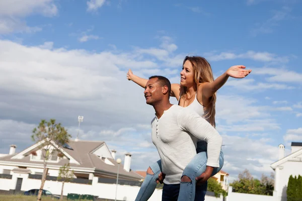 Gelukkige paar genieten van vliegende op straat — Stockfoto