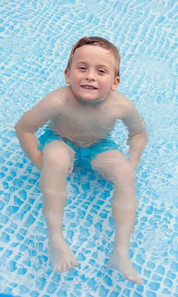Criança feliz tomando banho na piscina — Fotografia de Stock