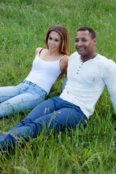 Casal deitado na grama no campo — Fotografia de Stock