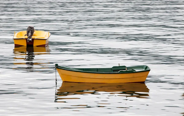 Un par de barcos amarillos — Foto de Stock