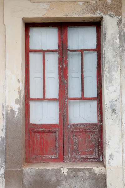 빨간 문 가진 오래 된 집 — 스톡 사진
