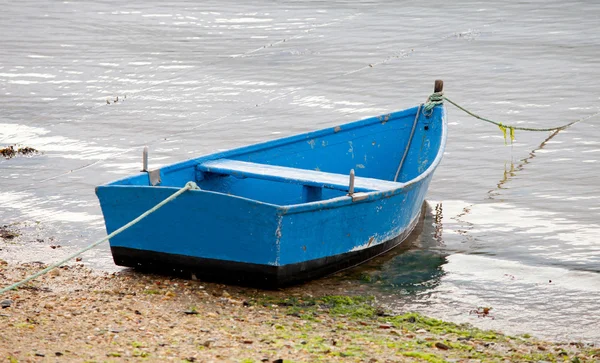 Barco de pesca atracado na costa — Fotografia de Stock