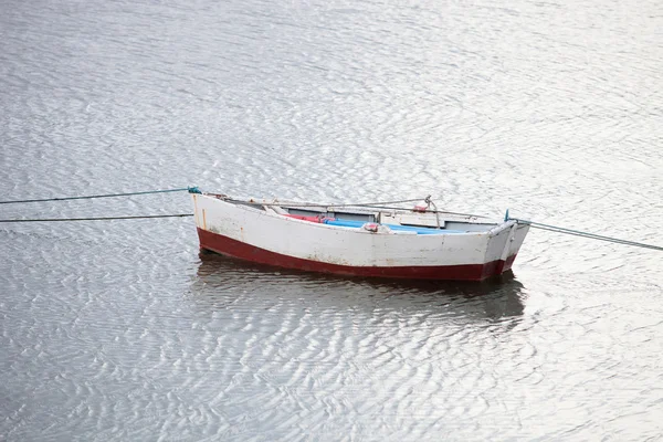 Bateau de pêche amarré sur la côte — Photo