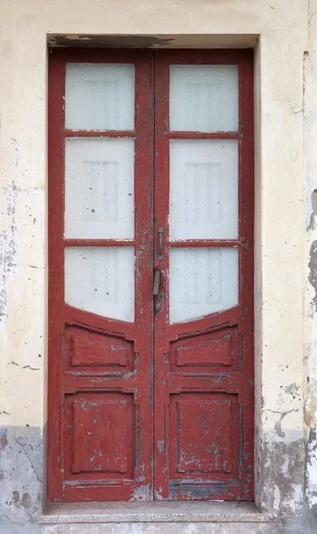 Casa velha com uma porta vermelha — Fotografia de Stock
