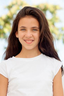 gülümseyen mavi gözlü kız