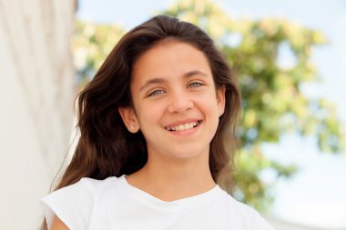 gülümseyen mavi gözlü kız