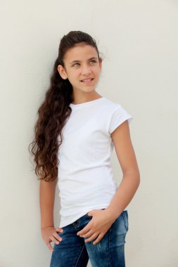 gülümseyen mavi gözlü kız