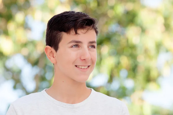 Tizenéves fiú mosolyogva kívül — Stock Fotó