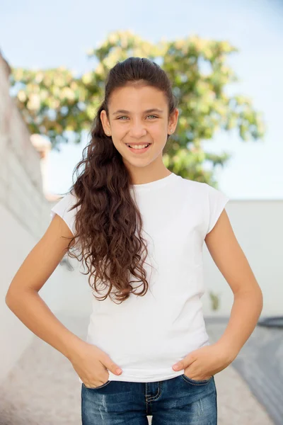 Fille aux yeux bleus souriant — Photo